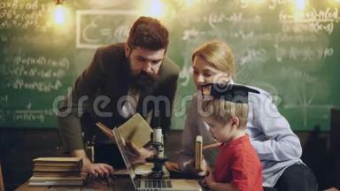 老师鼓励男孩学习。 老师在学校给男孩提供书。 男孩忽视学校的老师。 学习